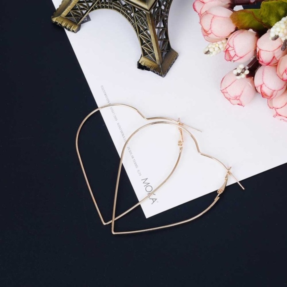 🛍 Oversized Gold Heart Earrings - Picture 2 of 4